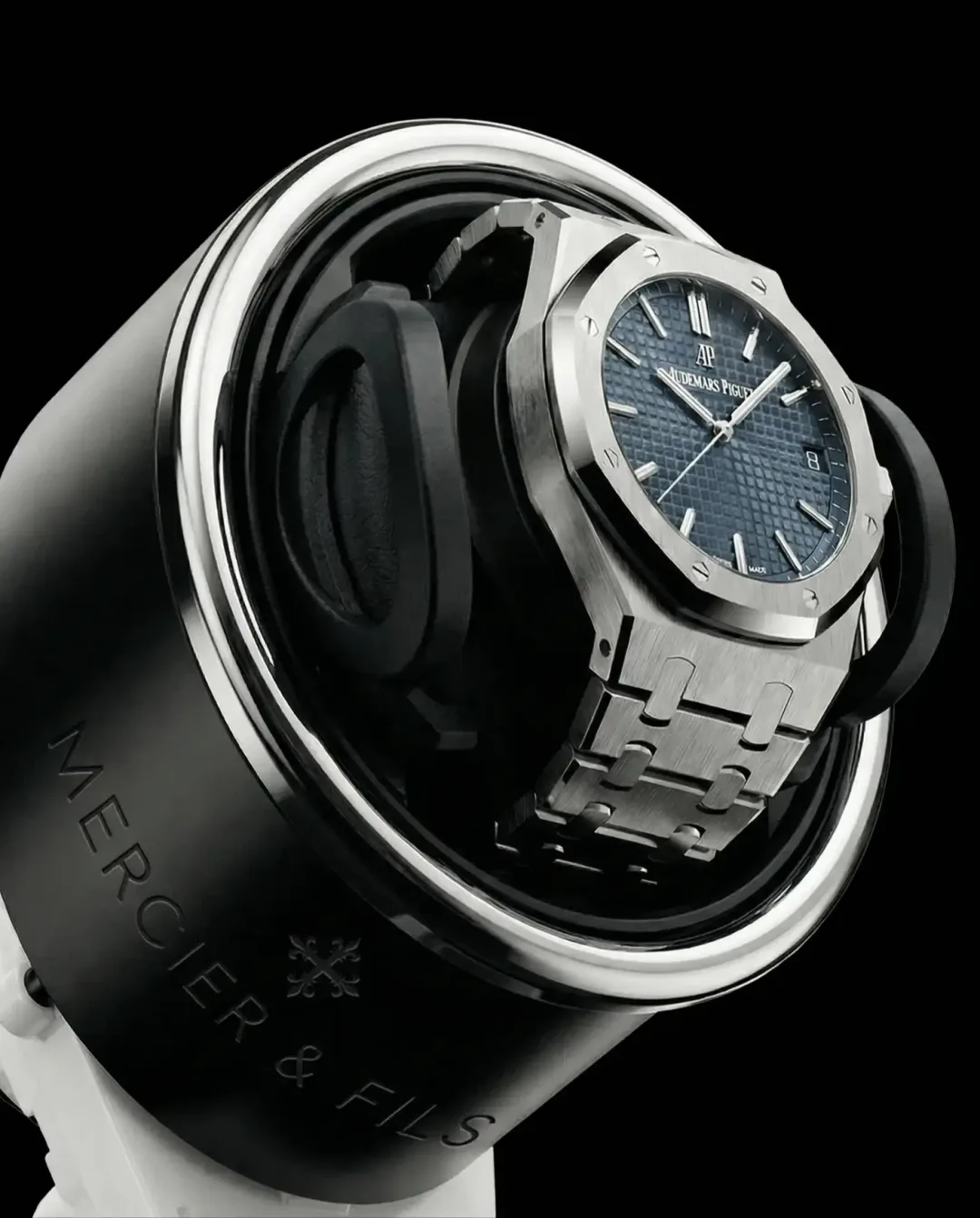Gros plan sur une montre à bracelet acier installée sur un module de remontoir