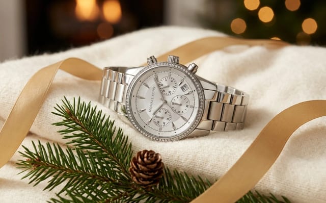 Montre Michael Kors MK6428 dorée sur cachemire ivoire avec branche de sapin et pomme de pin, cadeau Noël élégant