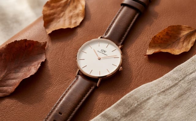 Montre Daniel Wellington femme bracelet cuir marron cognac posée sur cuir naturel
