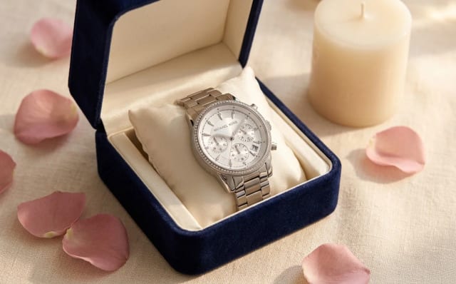 Montre Michael Kors MK6428 dans un écrin velours navy ouvert avec pétales rose poudré, cadeau Saint Valentin intime