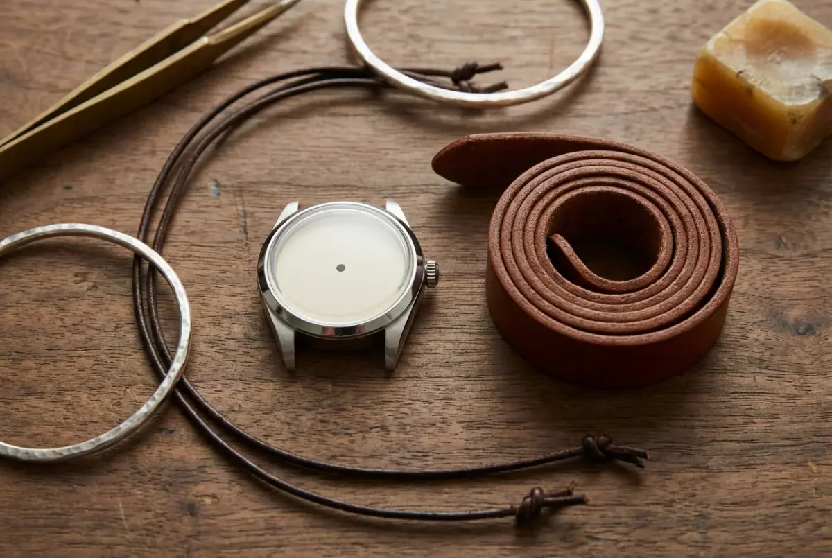 Les matières qui reviennent à la fois en horlogerie et en bijouterie créative