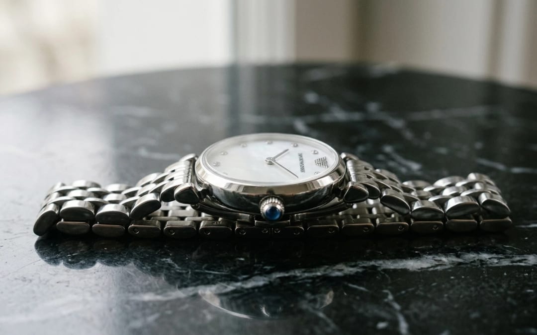 Profil tranche — Montre Emporio Armani Or Femme : Guide Complet des Finitions Dorées