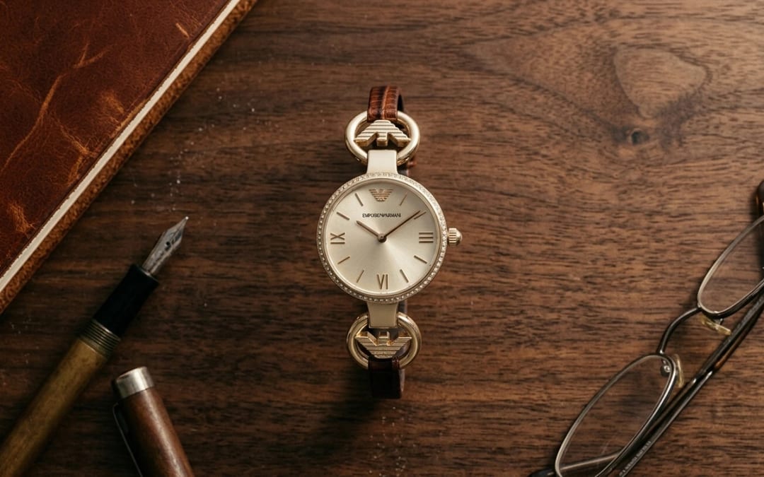 Flat lay — Montre Emporio Armani Or Femme : Guide Complet des Finitions Dorées