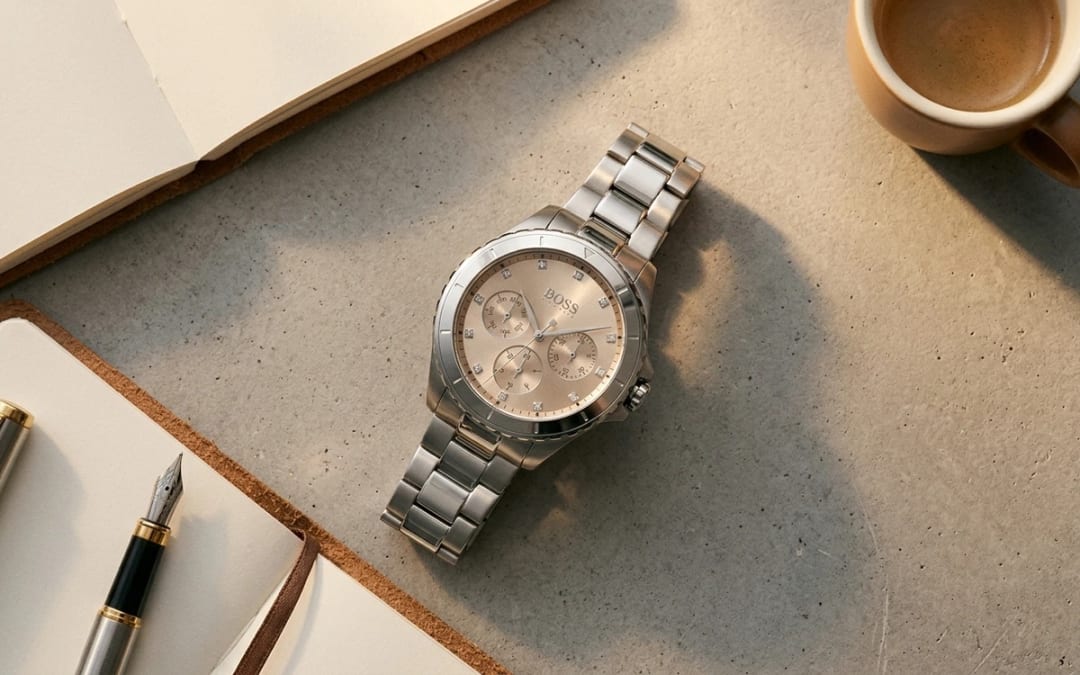 Flat lay — Montre Hugo Boss femme : le guide complet pour choisir sa montre