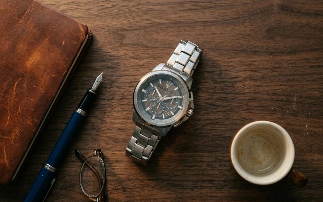 Flat lay — Montre Maserati Élégance Homme : Le Guide Complet du Style Raffiné