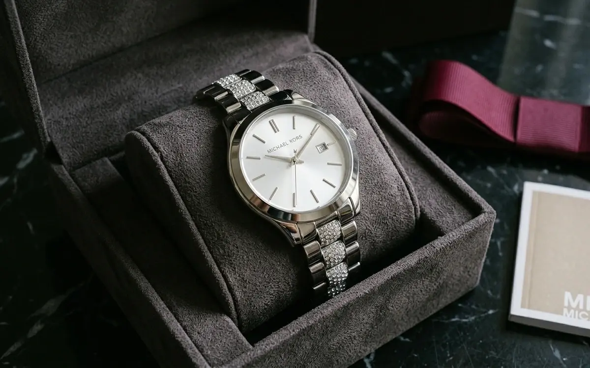 Montre Michael Kors femme élégante cadran argenté bracelet acier