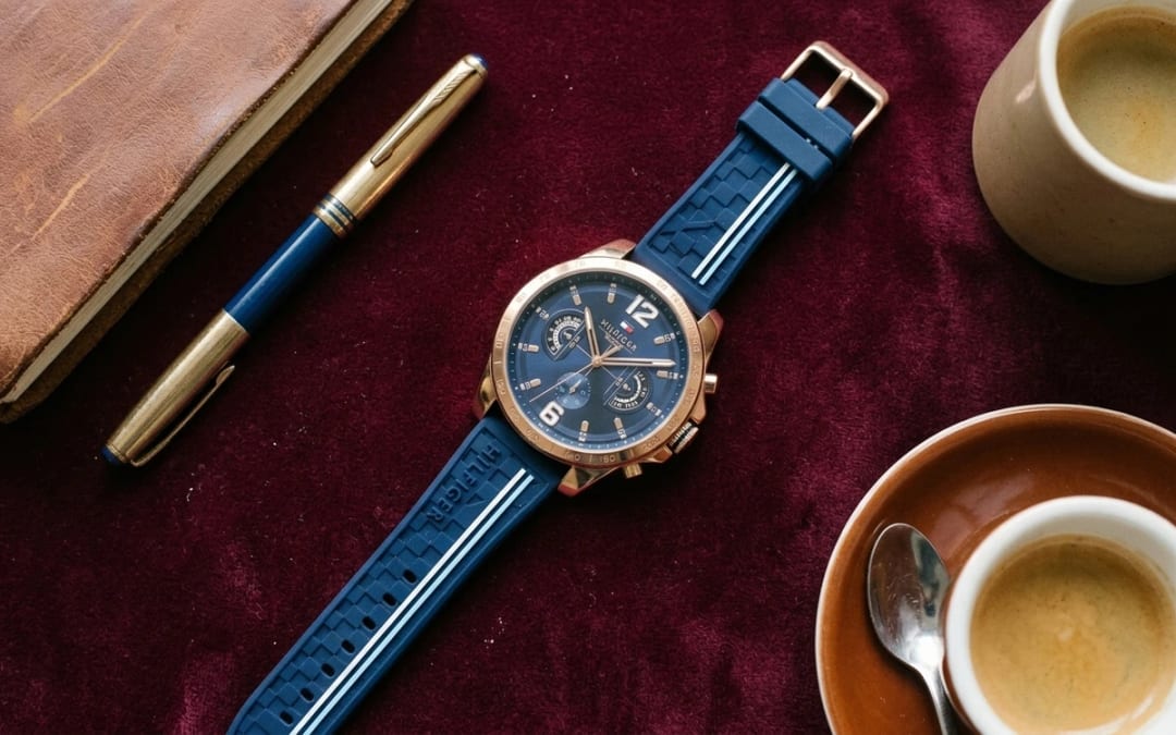 Flat lay — Montre Tommy Hilfiger Or Homme : Le Guide Complet des Finitions Dorées