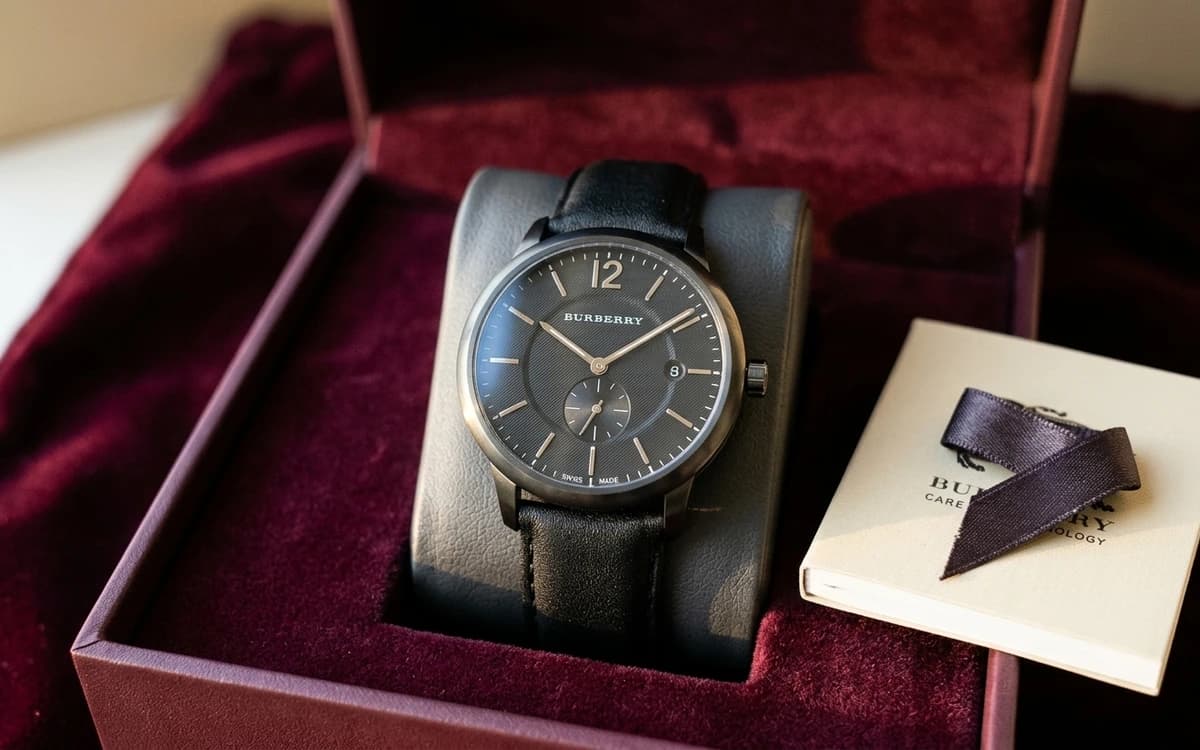 Montre Burberry homme cadran noir bracelet cuir guide taille