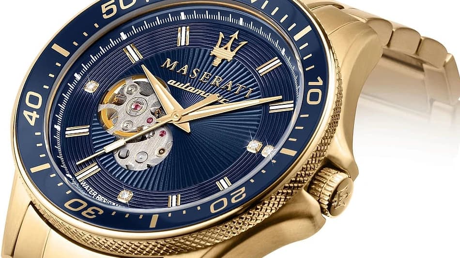 Cadran bleu guilloché de la Maserati Sfida R8823140004 et son ouverture cœur ouvert révélant le mouvement Seiko NH70