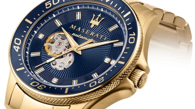 Cadran bleu guilloché de la Maserati Sfida R8823140004 et son ouverture cœur ouvert révélant le mouvement Seiko NH70