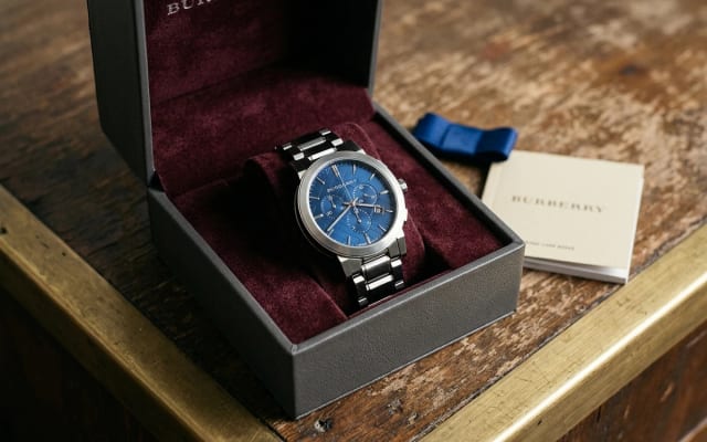 Montre Burberry élégance homme, cadran noir épuré et bracelet cuir marron