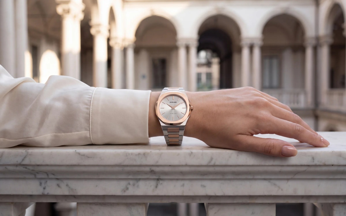Two-tone steel and rose gold D1 Milano Ultra Thin worn by a woman in Milan