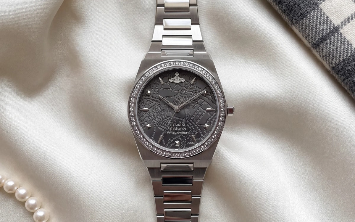 Montre Vivienne Westwood Charterhouse VV244GYSL en acier, lunette sertie et cadran gris, sur satin ivoire
