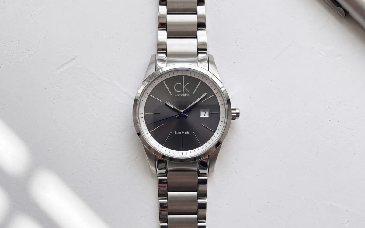 Montre homme Calvin Klein Bold K2246107 en acier, cadran anthracite et minuterie blanche, sur plâtre blanc