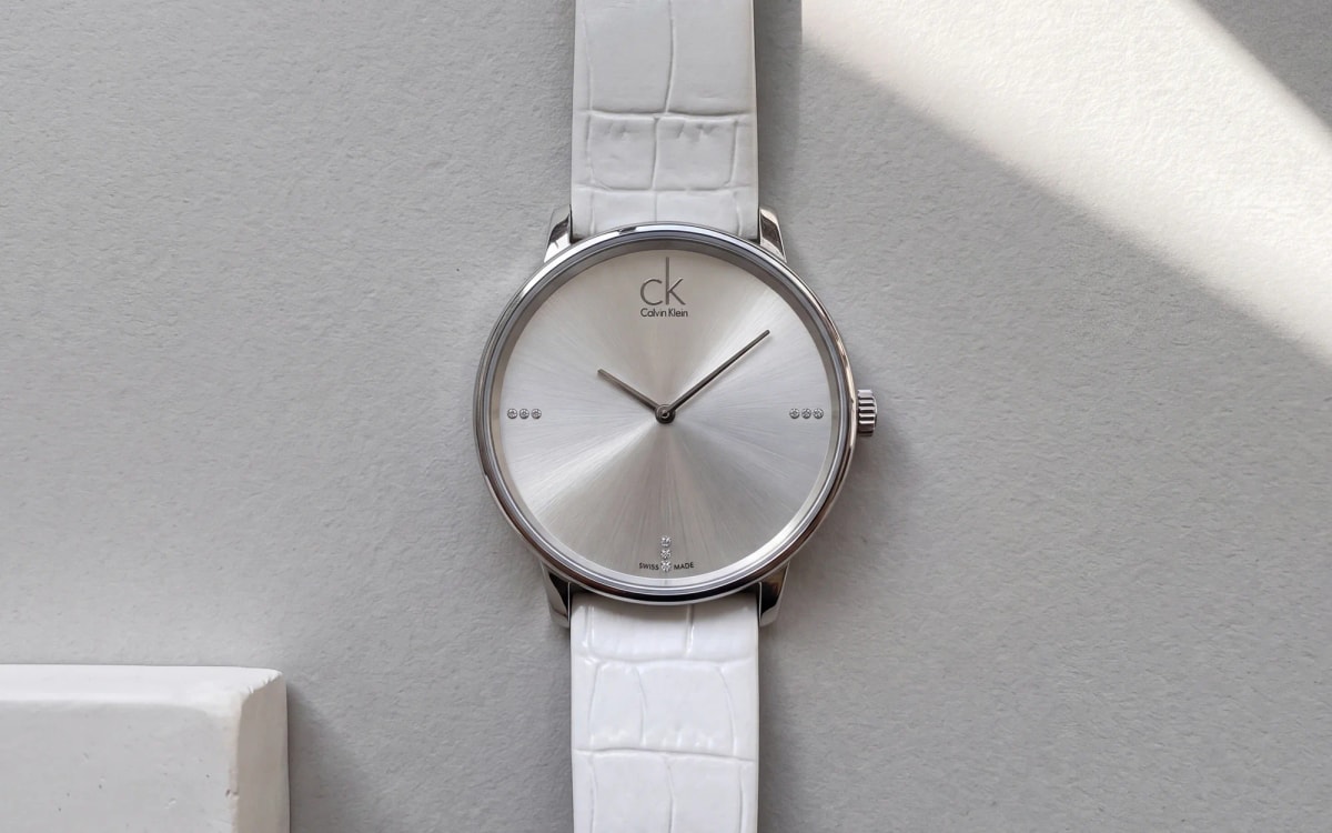 Montre homme Calvin Klein Accent K2Y2X1KW en acier, cadran argenté à pierres, cuir blanc sur papier gris perle