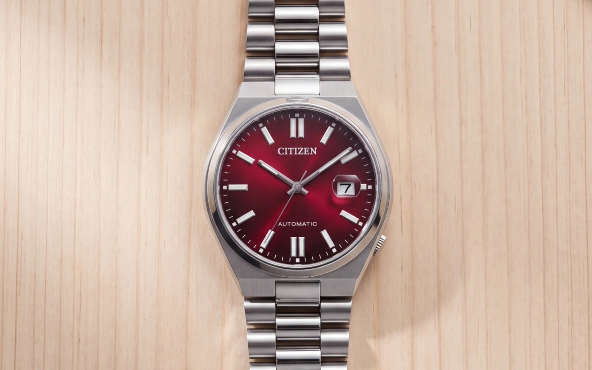 Montre Citizen Tsuyosa NJ0150-56W automatique, cadran rouge dégradé, bracelet acier, sur bois de hinoki
