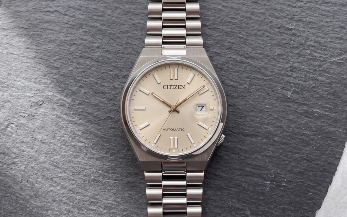 Montre Citizen Tsuyosa NJ0151-88W, cadran champagne et aiguilles dorées, bracelet acier, sur ardoise