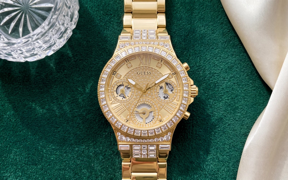 Montre femme GUESS Moonlight GW0320L2 dorée, lunette de cristaux baguette, sur velours vert émeraude