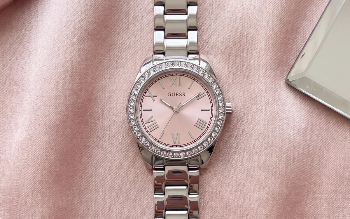 Montre femme GUESS Mini Luna GW0841L4 en acier, cadran rose et lunette sertie, sur satin rose poudré