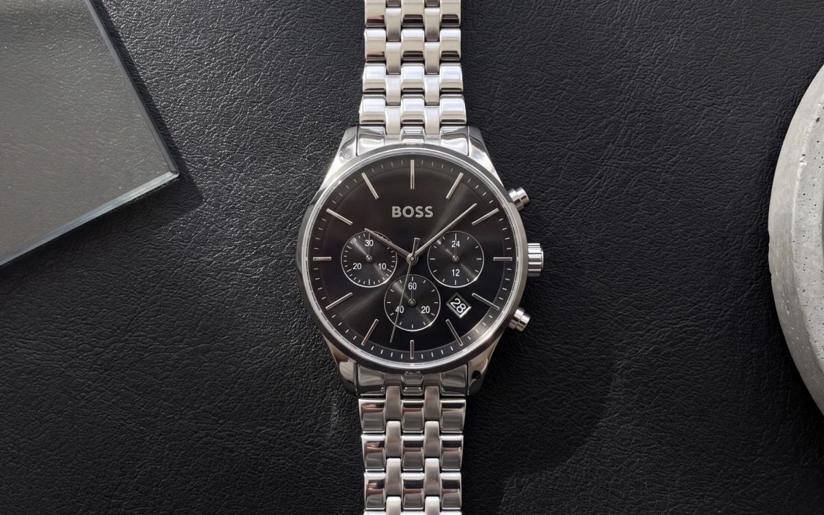 HUGO BOSS Avery 1514157 steel men's chronograph with black dial on a black leather desk pad