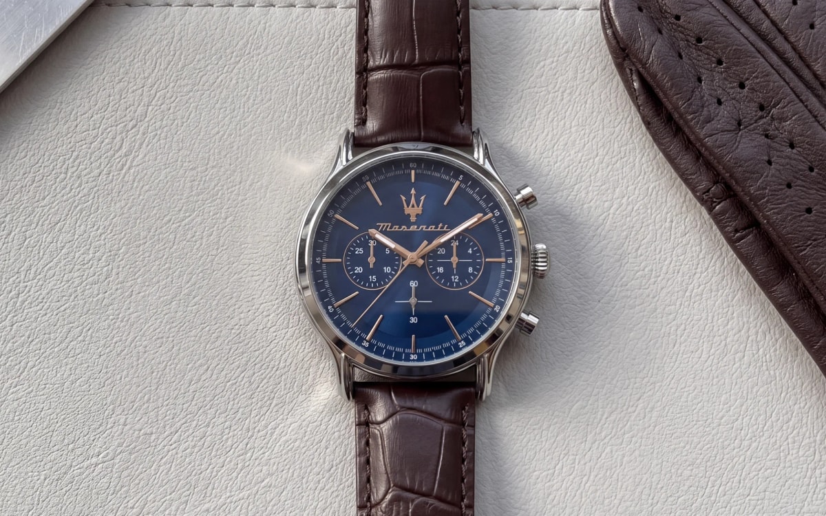 Chronographe homme MASERATI Epoca R8871618014 en acier, cadran bleu, bracelet cuir marron, sur cuir gris clair