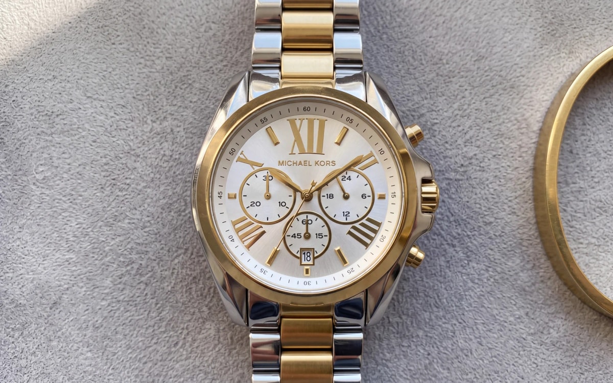 Montre femme Michael Kors Bradshaw MK5627 bicolore argent et or, chronographe posé sur suédine grise