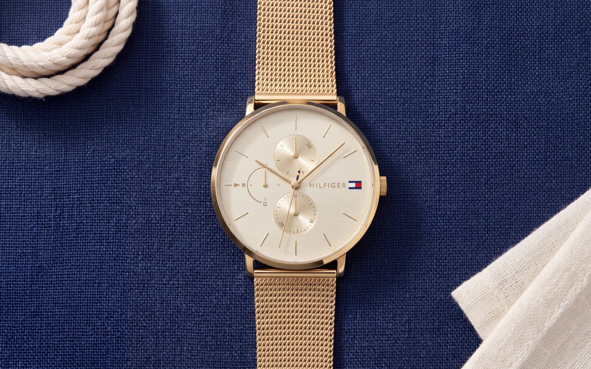 Montre femme Tommy Hilfiger Jenna 1781943 dorée, cadran ivoire, maille milanaise dorée posée sur du lin marine