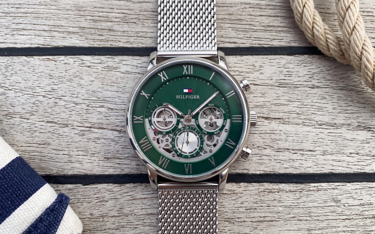 Montre homme Tommy Hilfiger 1710567 en acier, cadran vert et chiffres romains, maille milanaise sur teck