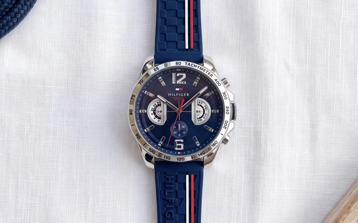 Montre homme Tommy Hilfiger Decker 1791476, lunette tachymètre acier, bracelet silicone marine sur lin blanc