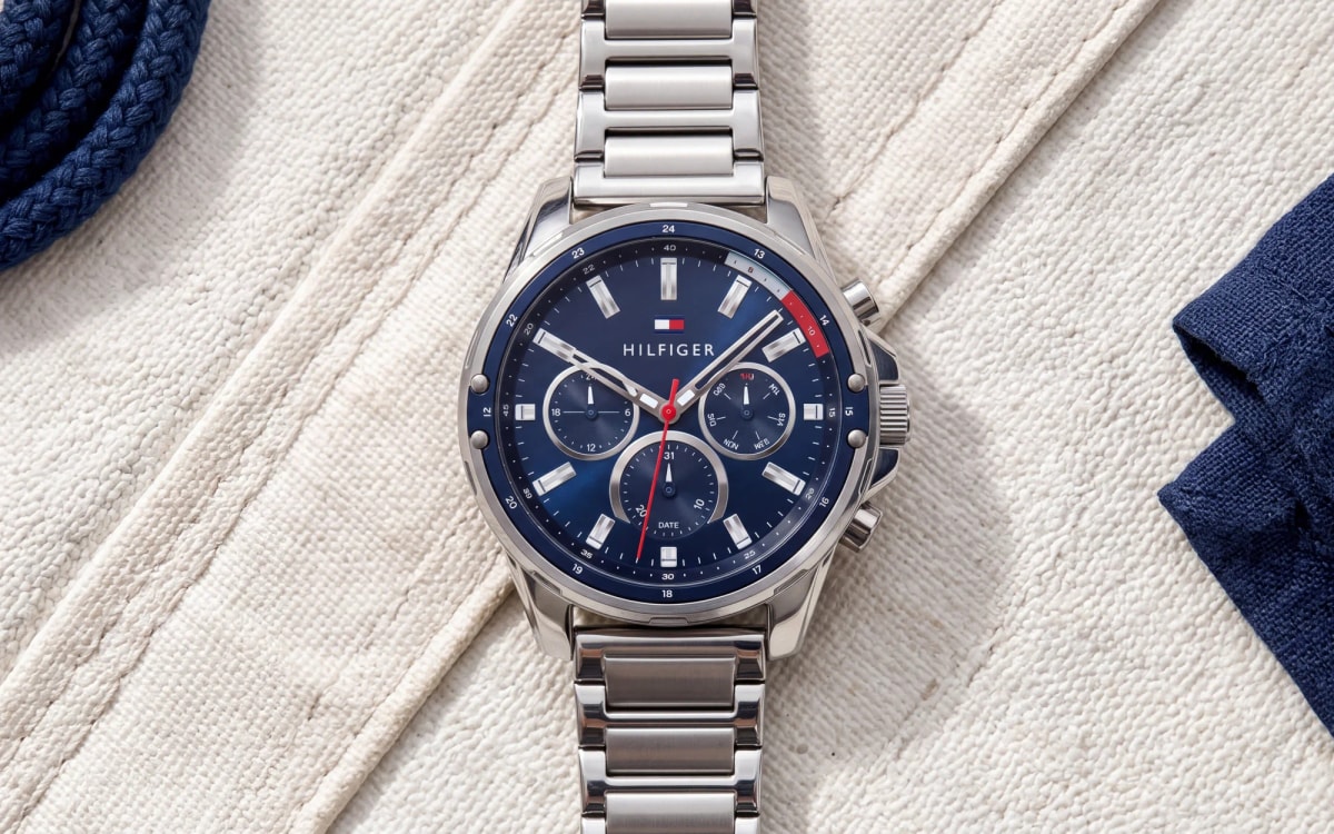 Montre homme Tommy Hilfiger Mason 1791788 en acier, lunette et cadran bleu marine, posée sur une toile à voile