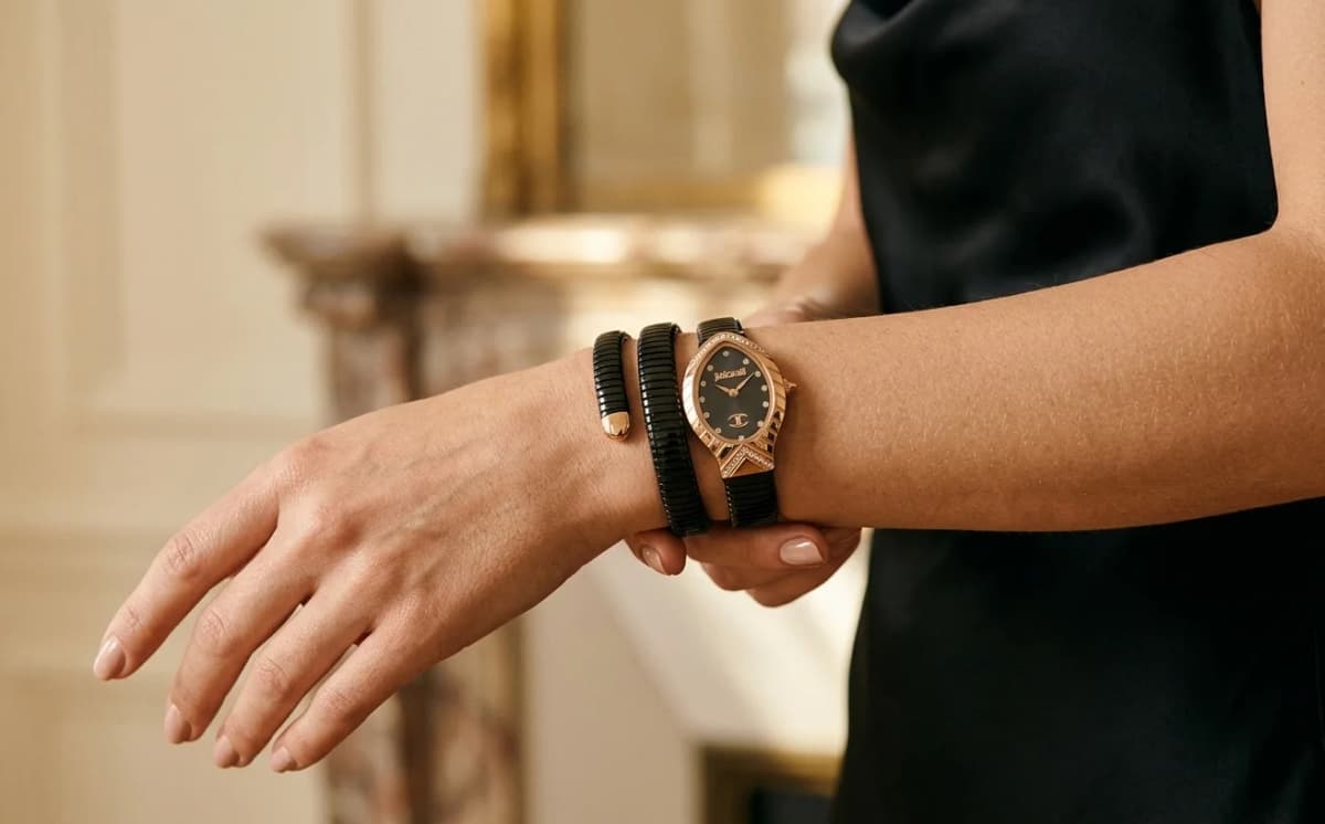 Montre serpent Just Cavalli JC1L248M0085 Signature Snake double tour noir et or rose portée au poignet, esprit Bulgari Serpenti accessible