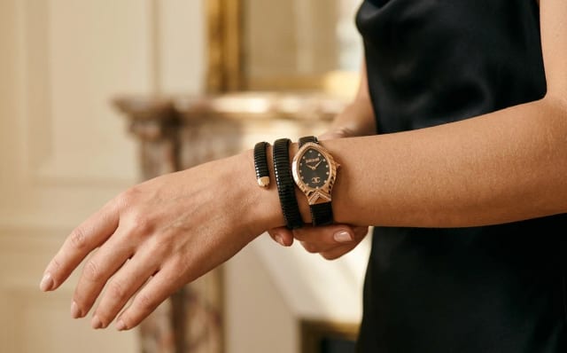 Montre serpent Just Cavalli JC1L248M0085 Signature Snake double tour noir et or rose portée au poignet, esprit Bulgari Serpenti accessible